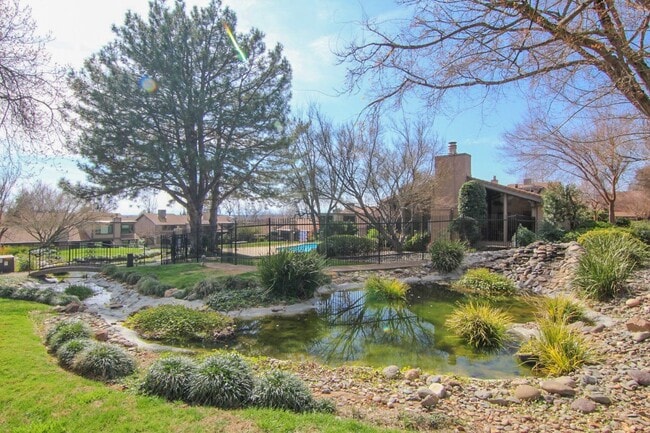 Building Photo - Remodeled Redding Condo!
