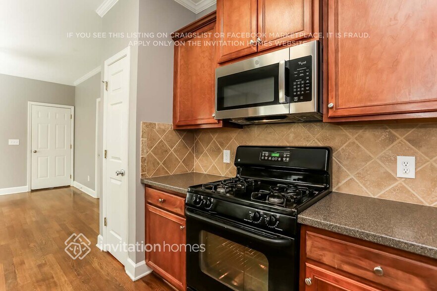 Building Photo - 1085 Chippewa Oak Dr NE