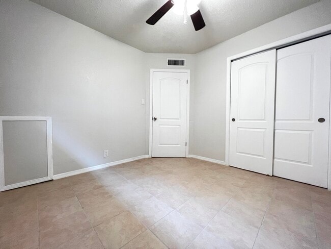 Building Photo - 647 Soya Dr