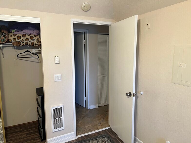 Building Photo - 8889 Caminito Plz