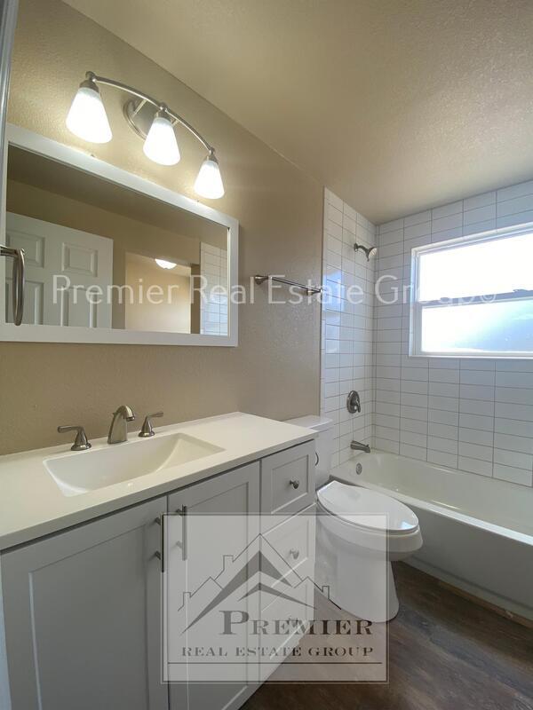 Building Photo - 550 Avenida Del Cielo