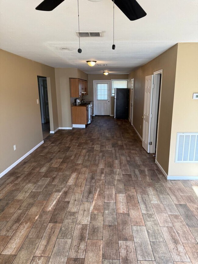 Building Photo - 4819-4821 Lynhuber Dr