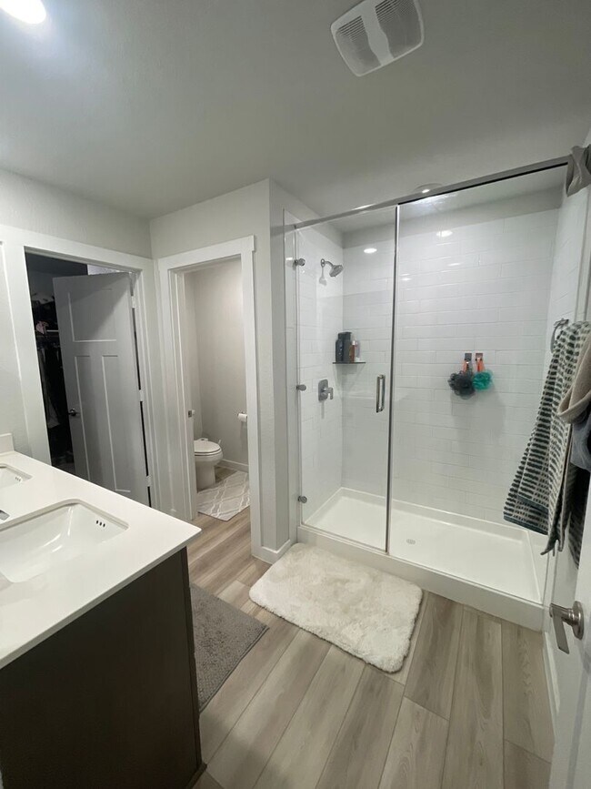 Building Photo - 3 Bedroom, 2 Bath in Midtown Subdivision C...
