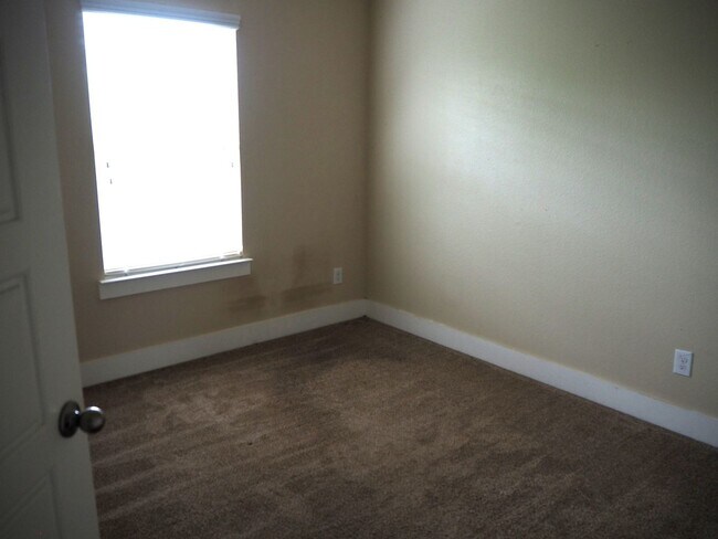 Building Photo - 4903 Villas Dr