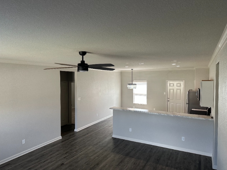 Building Photo - 2115 Mdw Crk Dr