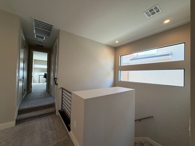 Building Photo - 4 Bed, 4.5 Bath Summerlin Home in The Ridges with Resort-Style Backyard