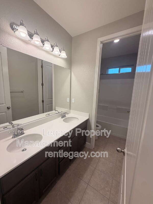 Building Photo - 452 Aster St