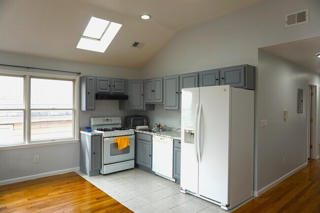 Building Photo - 278 Woodlawn Ave
