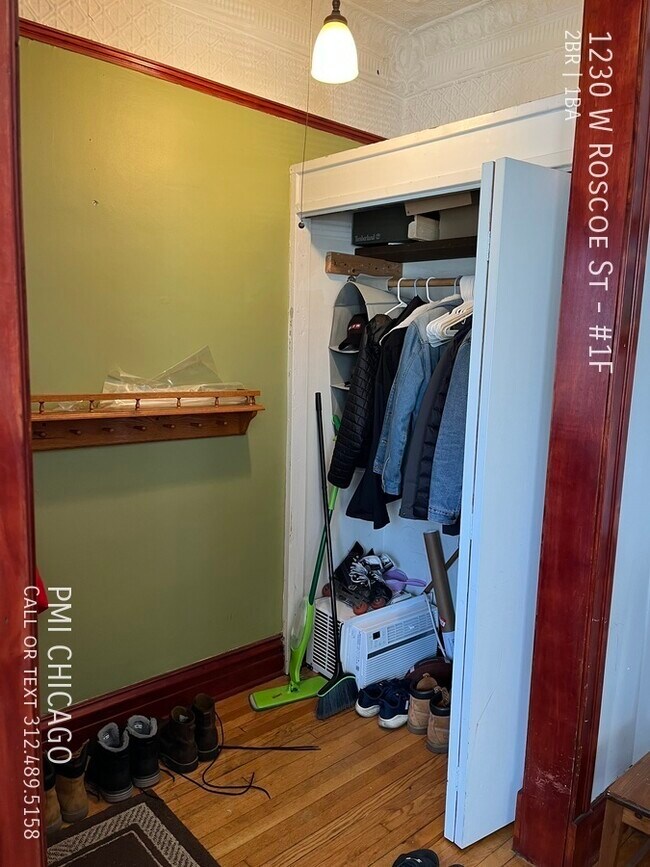 Building Photo - 1230 W Roscoe St