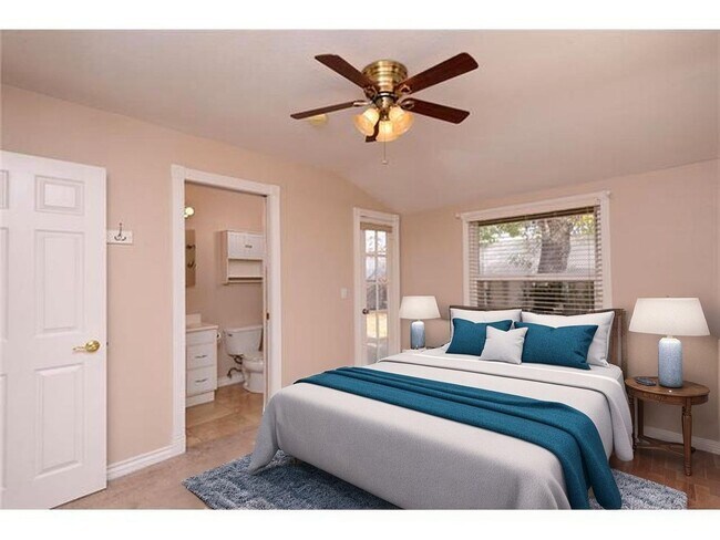 Building Photo - 1535 E Everett Pl