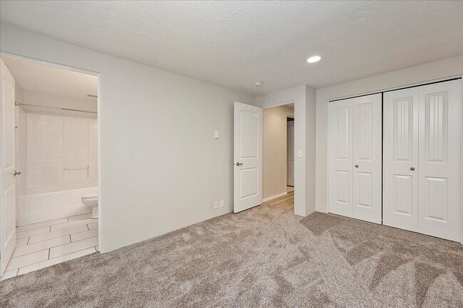 Building Photo - Exceptional 2 Bedroom, 2 Bathroom Apartment Living in Boise’s North End!
