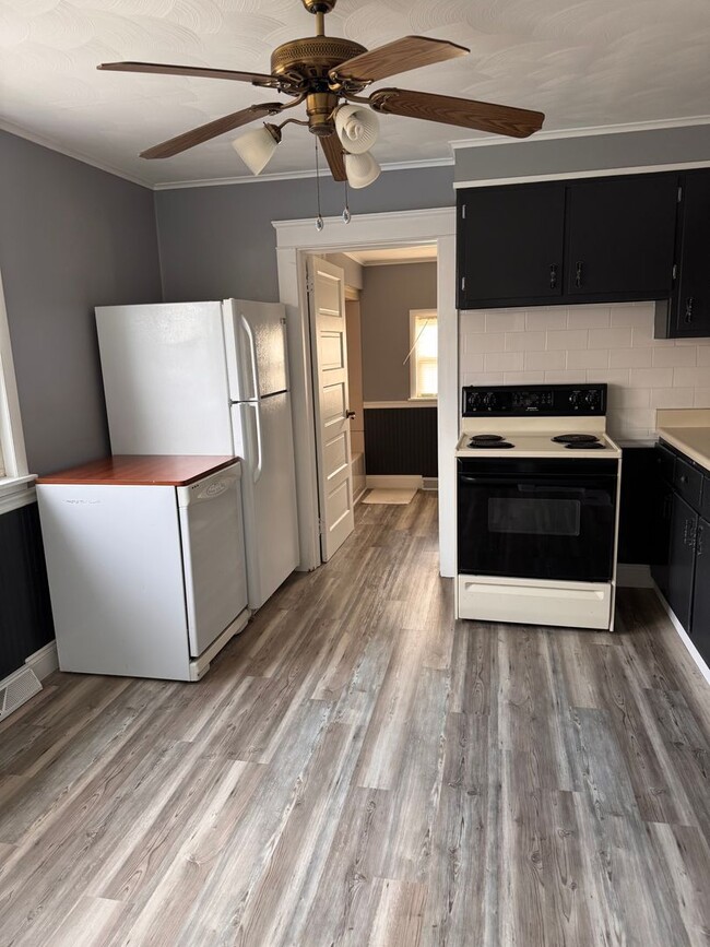 Building Photo - 402 Kenneth Ave