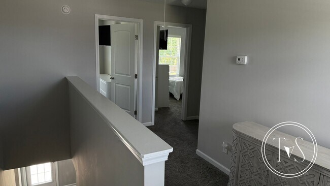 Building Photo - RATE DROP ALERT (was $2600/month)!