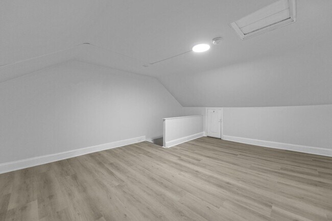 Building Photo - 560 King St