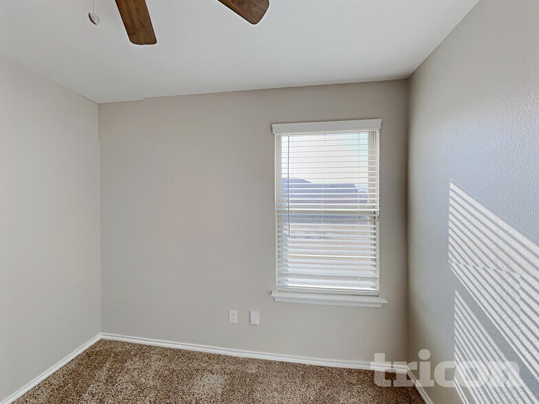 Building Photo - 916 Roland Dr