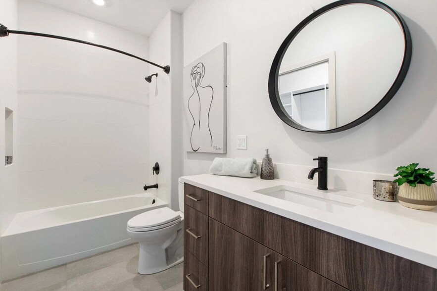 Building Photo - 948 W Sunnyside Ave