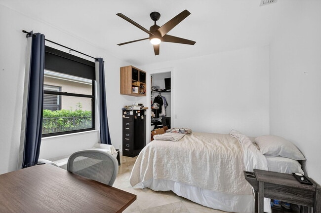 Building Photo - 10337 Trianon Pl