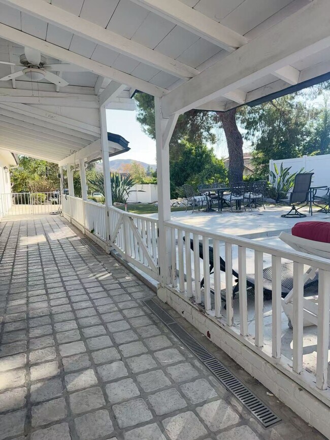 Building Photo - 1641 E Hillcrest Dr