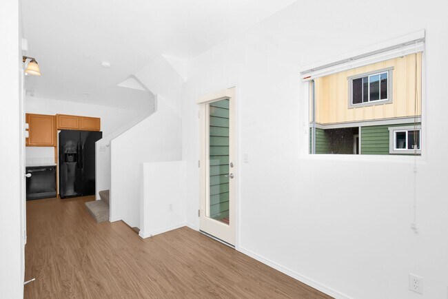 Building Photo - Mini 2 Bedroom Townhouse Heart of Redmond