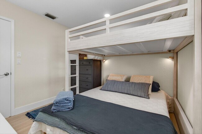 Building Photo - 802 Mallard Dr