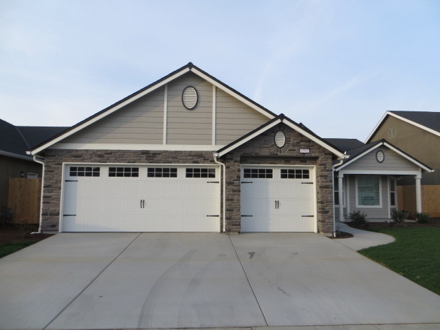 Building Photo - East Fresno Home, 4BR/2BA, 3 Car Garage,  ...