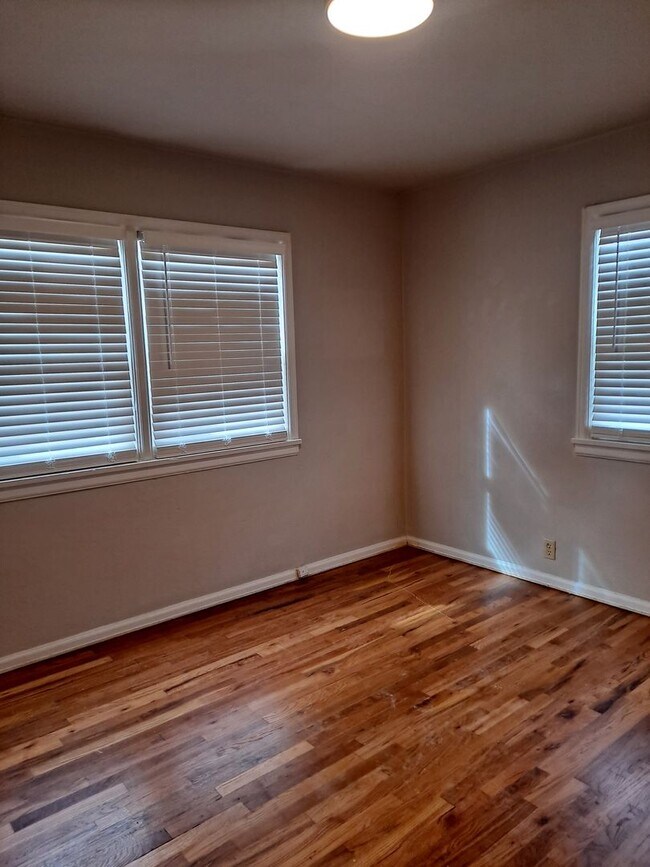 Building Photo - 431 W Grant Ave