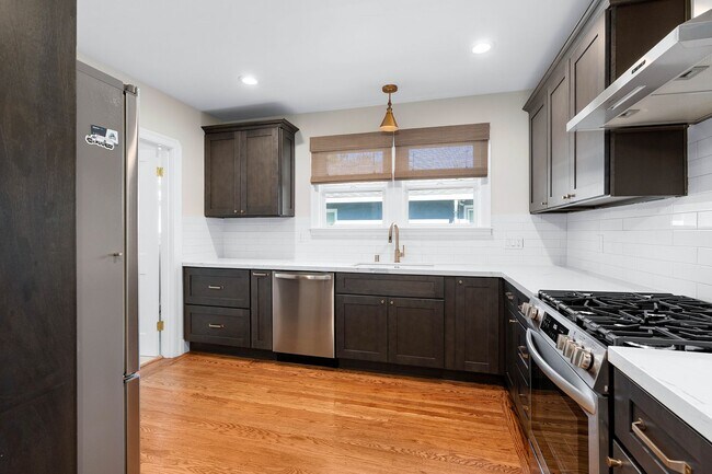 Building Photo - Charming Updated 2 bed, 2 bath Home near D...