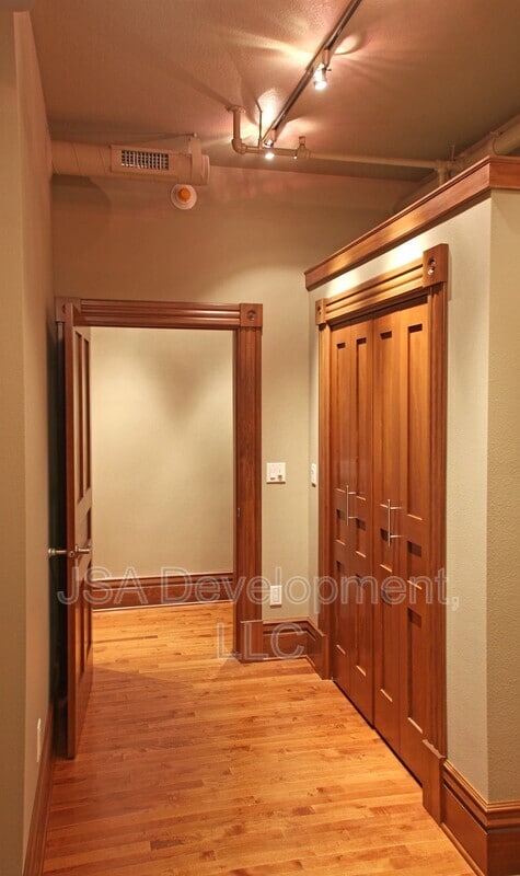 Building Photo - 206 E 4th St