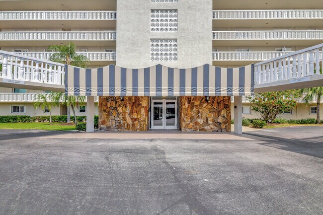 Building Photo - 801 Lake Shore Dr