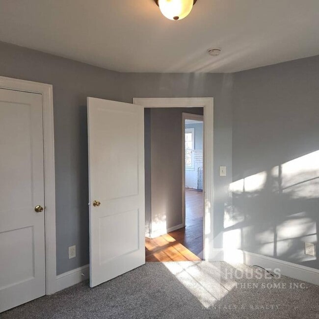 Building Photo - 7 Edwards St