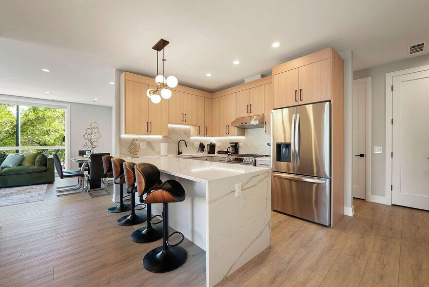 Building Photo - 2344 W Polk St