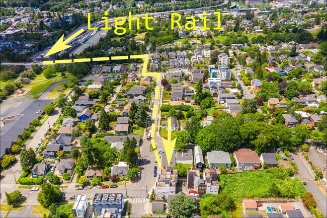Building Photo - Spacious Judkins Park Townhouse- Parking-Lightrail