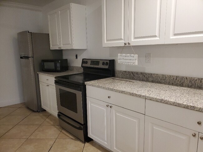 Building Photo - 1674 Louis Dr