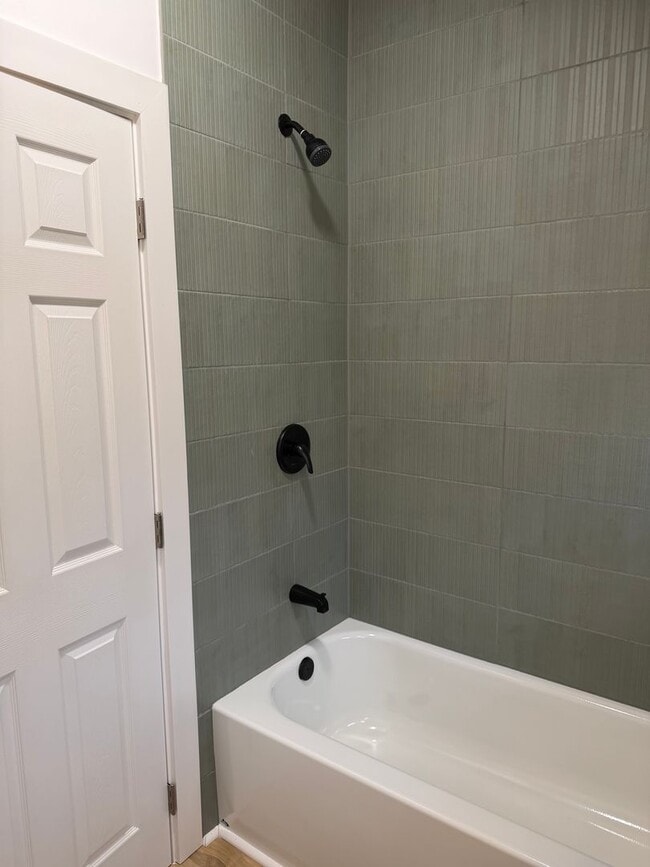 Building Photo - Luxury 1 bedroom 1 bath duplex in a great neighborhood!