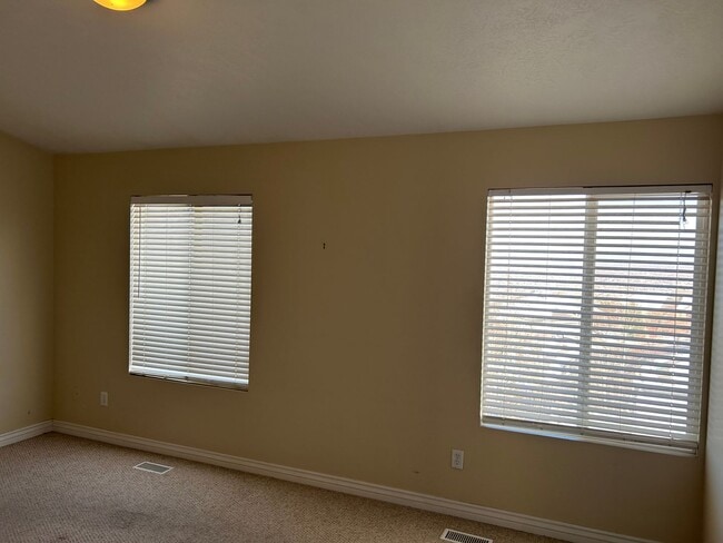 Building Photo - Great 2 Bed 2.5 Bath Draper Bench Condo