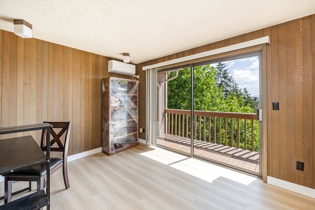 Building Photo - Stunning Lake Sammamish View | 5 Bed, 3 Ba...