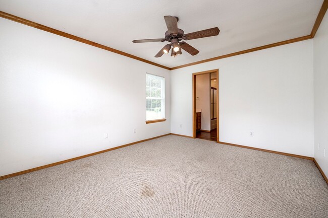 Building Photo - Spacious Bentonville Duplex!