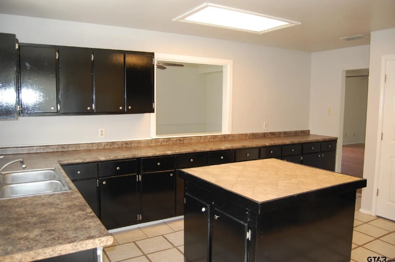 Building Photo - 16215 Carole Dr