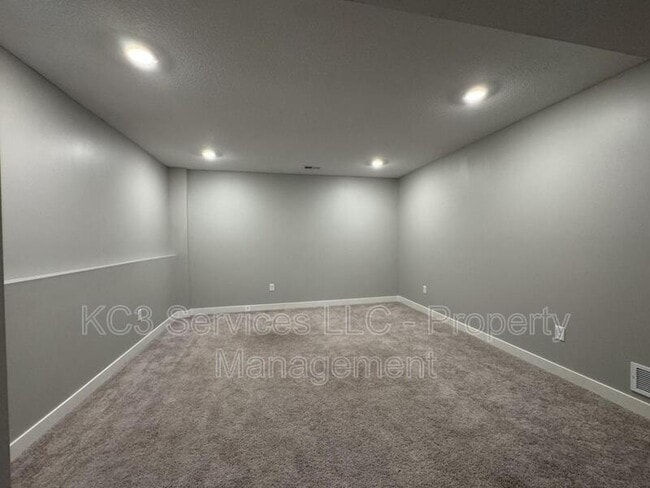 Building Photo - 2026 SW Holdbrooks Dr