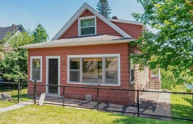 Building Photo - 424 E 10th St