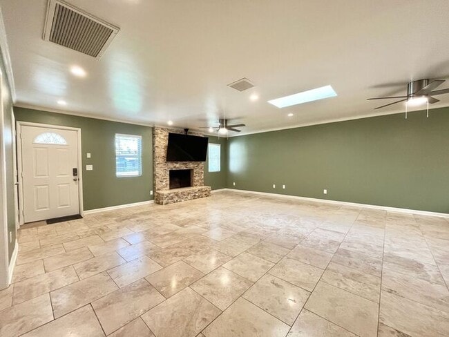 Building Photo - 3 Bd 3 Ba + Office + Den + Arizona Room!