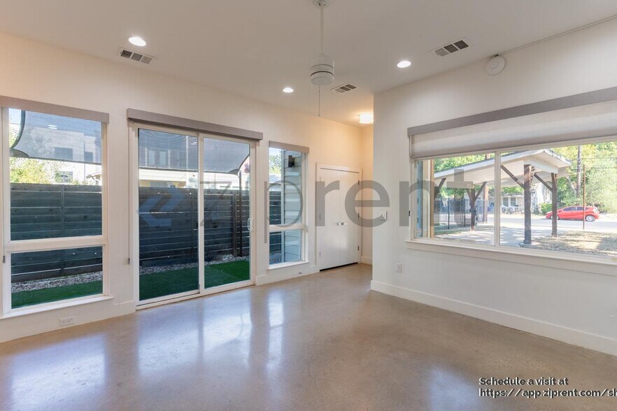 Building Photo - 3133 Govalle Ave