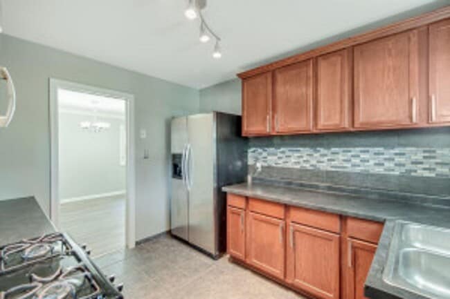 Building Photo - Large 5 Bed | 2 Bath House W/ Fenced Yard ...
