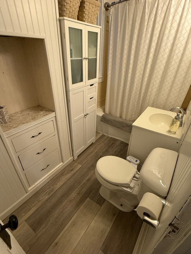 Building Photo - 905 N California Ave