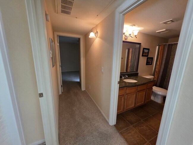 Building Photo - Resort Style Condo At The Lakes