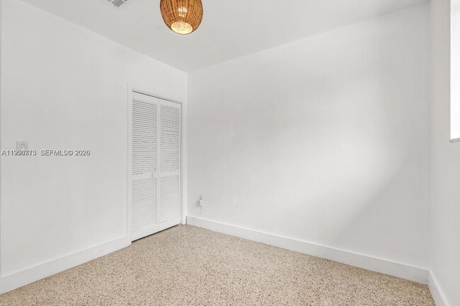 Building Photo - 1040 N Royal Poinciana Blvd