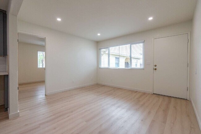 Building Photo - AVAILABLE NOW - 2 Bedroom, 2 Bath Coastal Apartment