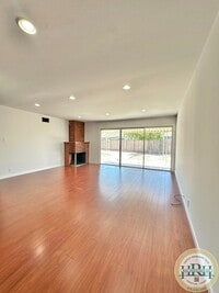 Building Photo - Spacious & Bright 3BR|2BA House in the Hea...