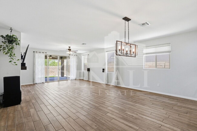 Building Photo - 4220 S Macy Cir