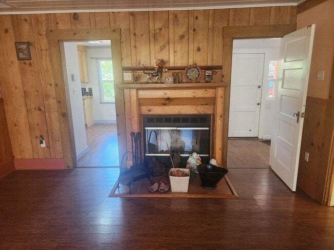 Building Photo - Beautiful 3 Bedroom/1 bathroom home with a...